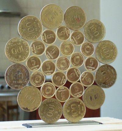 image:  rosa / mandala hexagonal erecta de monedas   Argentina (centro, a1, a2: 5 cvss 2009,a3 : 100 pesos 1982)           